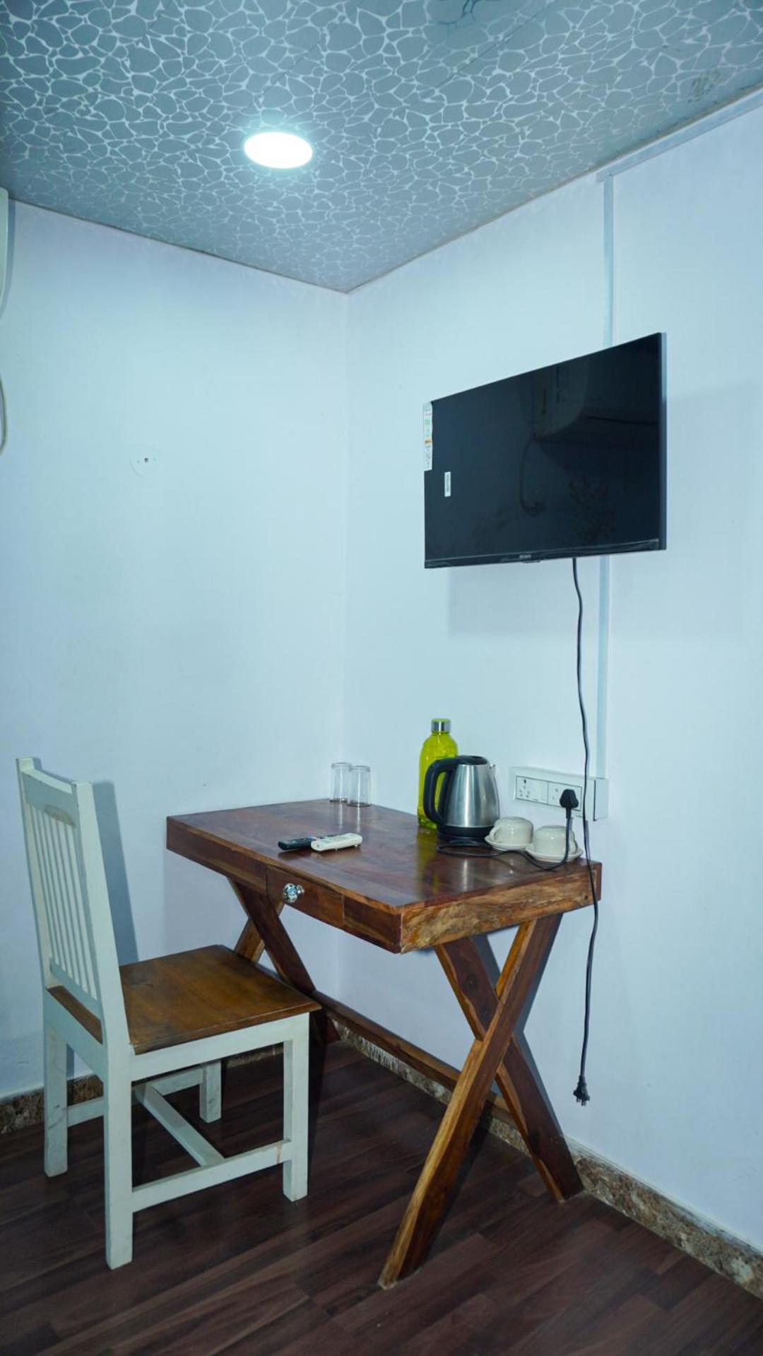 Flips With Mykonos Guest House นิวเดลี ภายนอก รูปภาพ
