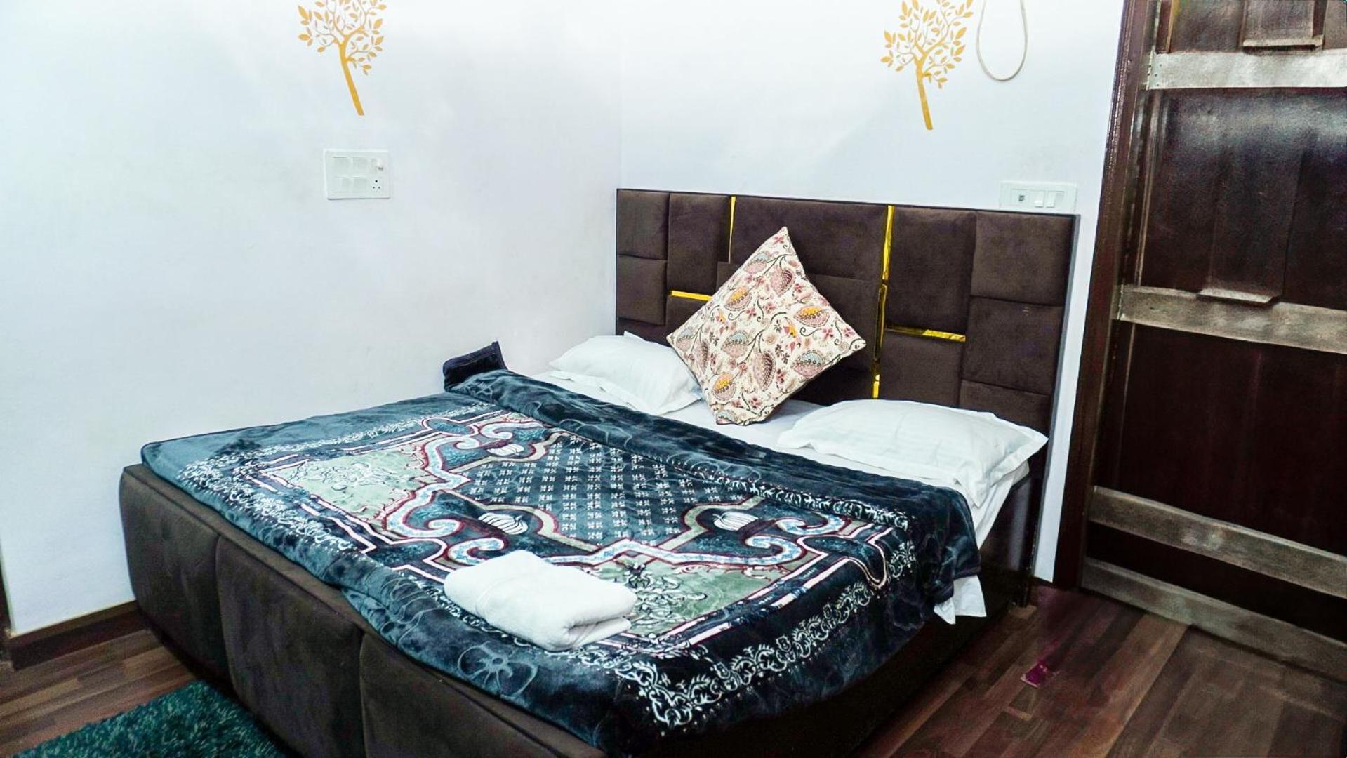 Flips With Mykonos Guest House นิวเดลี ภายนอก รูปภาพ