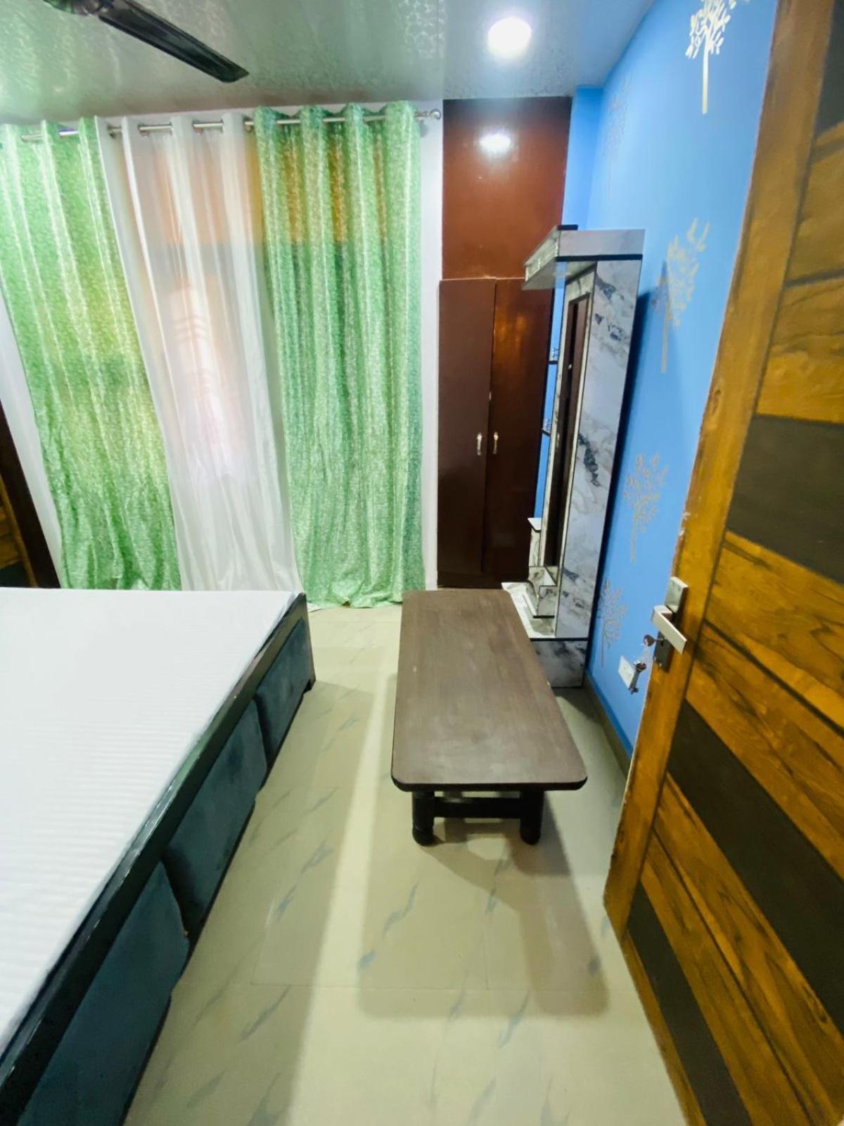 Flips With Mykonos Guest House นิวเดลี ภายนอก รูปภาพ