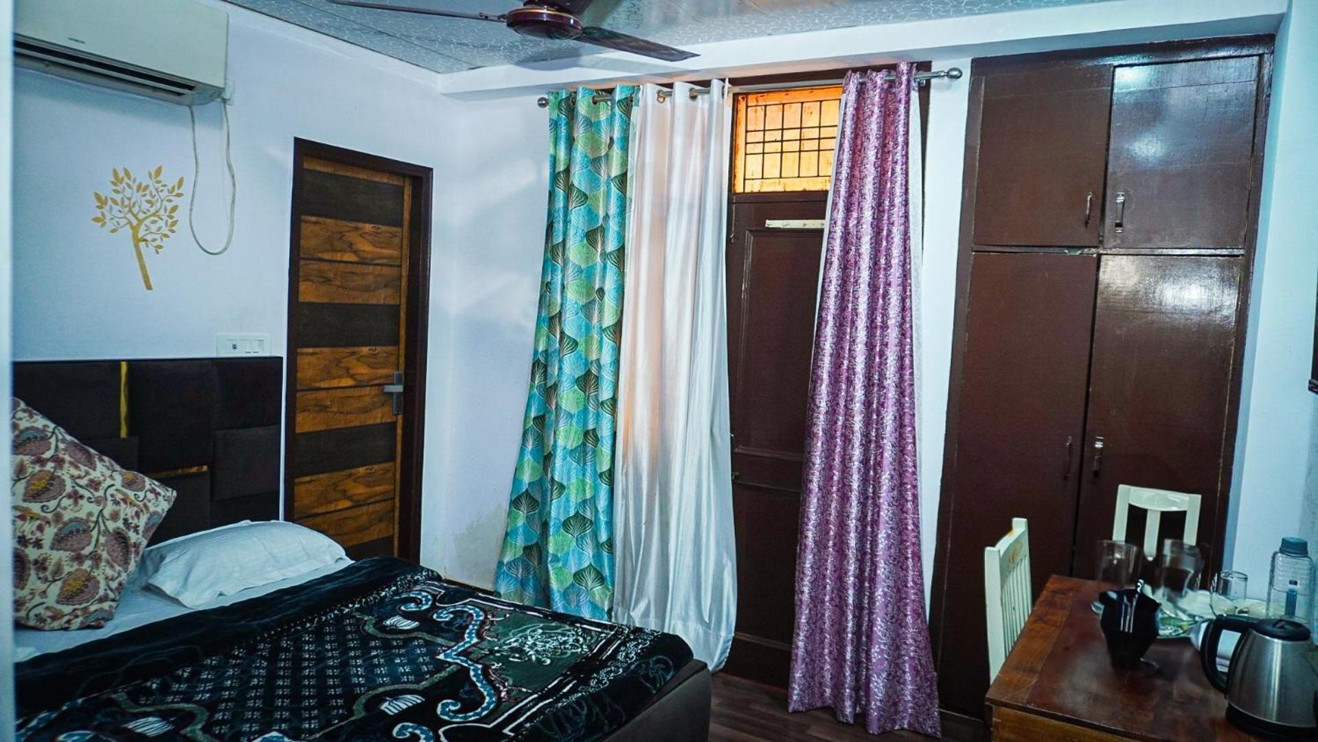 Flips With Mykonos Guest House นิวเดลี ภายนอก รูปภาพ