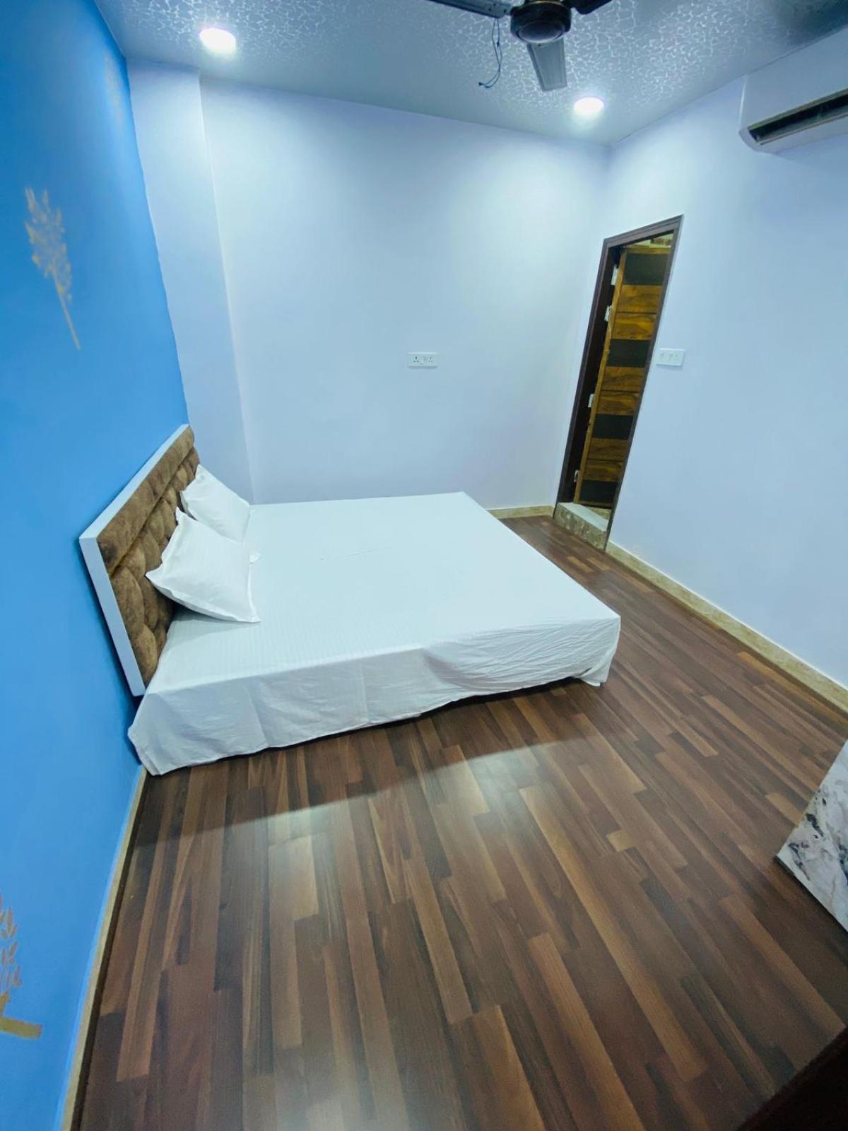 Flips With Mykonos Guest House นิวเดลี ภายนอก รูปภาพ