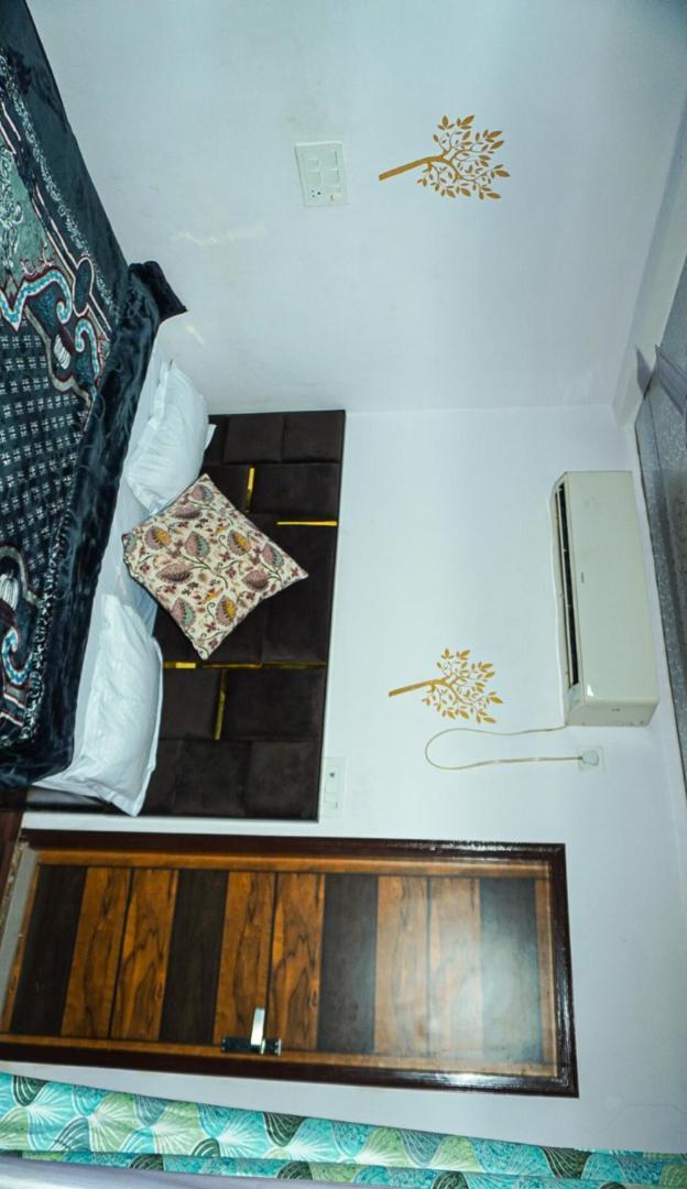 Flips With Mykonos Guest House นิวเดลี ภายนอก รูปภาพ